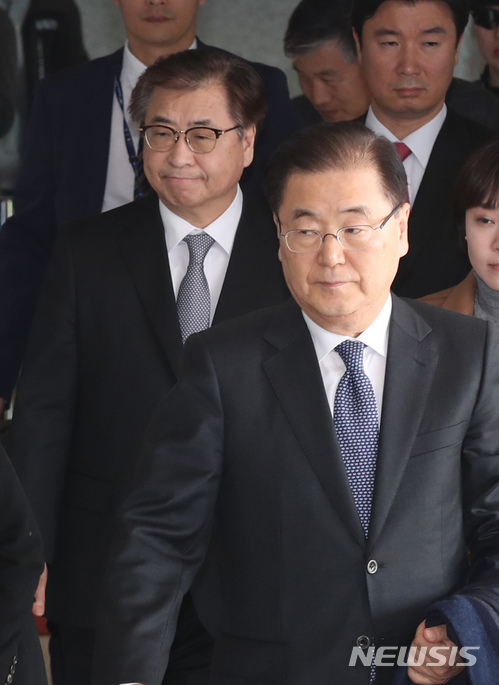 【인천공항=뉴시스】권현구 기자 = 정의용(오른쪽) 청와대 국가안보실장과 서훈(왼쪽) 국정원장 등 대북 특별사절단이 도널드 트럼프 미 대통령에게 방북결과를 설명하고 11일 오후 인천국제공항을 통해 귀국하고 있다. 2018.03.11.&nbsp; stoweon@newsis.com