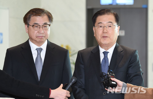 【인천국제공항=뉴시스】특사 외교를 마무리한 정의용 청와대 국가안보실장과 서훈 국가정보원 원장은 15일 문재인 대통령에게 중국·일본·러시아 방문 결과를 보고한다. 사진은 지난 11일 정 실장과 서 원장이 도널드 트럼프 미국 대통령에게 방북 결과를 설명하고 인천공항을 통해 귀국하는 모습이다. 2018.03.11. photo@newsis.com