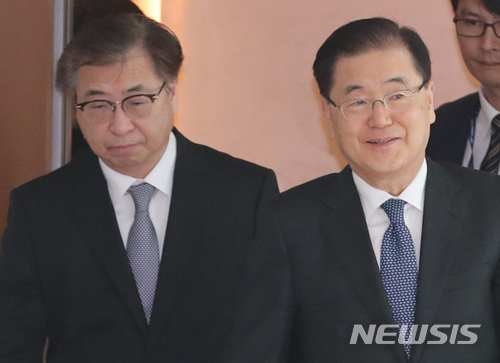 【인천공항=뉴시스】권현구 기자 = 북한 방문 결과를 미국에 공유하고자 출국했던 정의용(오른쪽) 청와대 국가안보실장과 서훈 국가정보원장이 11일 오후 인천국제공항을 통해 귀국하고 있다. 2018.03.11.&nbsp; photo@newsis.com