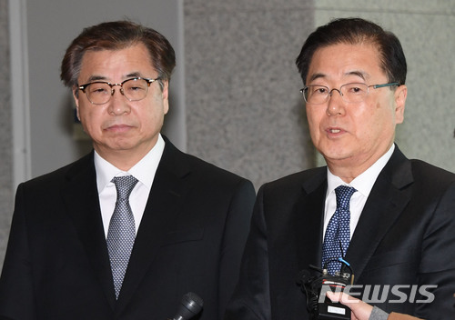 【인천공항=뉴시스】권현구 기자 = 북한 방문 결과를 미국에 공유하고자 출국했던 정의용 청와대 국가안보실장과 서훈 국가정보원장이 11일 오후 인천국제공항을 통해 귀국하고 있다. 2018.03.11.&nbsp; photo@newsis.com 