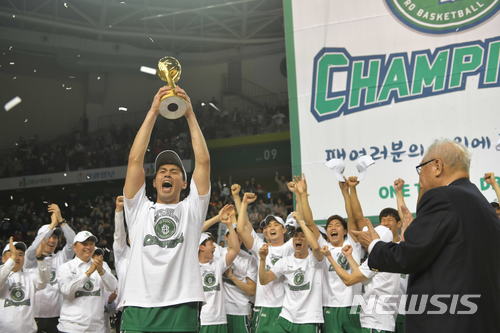 【서울=뉴시스】고승민 기자 = 11일 오후 원주종합체육관에서 열린 2017-2018 정관장 KBL 원주 DB 대 서울SK 경기, 서울SK에 69대79로 졌지만 구단순위 1위로 정규리그 우승을 차지한 DB 선수들이 환호하고 있다. 2018.03.11. (사진=KBL 제공) photo@newsis.com