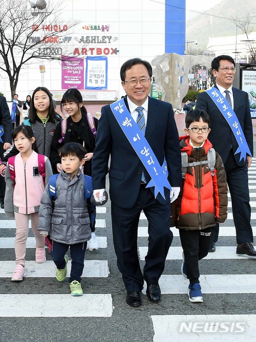 【부산=뉴시스】 하경민 기자 = 김석준 부산교육감이 12일 오전 부산 연제구 창신초등학교 앞에서 조현배 경찰청장을 비롯해 양 기관의 관계자, 녹색어머니회, 모범운전자회 회원 등과 함께 개학기 어린이 교통사고 제로(ZERO)화를 위한 '부산 교통문화 바로 세우기' 합동 캠페인을 펼치고 있다. 이날 참가자들은 학교 주변 차량 운전자와 등교하는 학생들을 대상으로 어린이 보행안전, 스쿨존 내 차량운행 속도 준수, 불법 주정차 금지 등 어린이 교통사고 예방을 위한 홍보활동을 전개했다. 2018.03.12. (사진=부산시교육청 제공)yulnetphoto@newsis.com