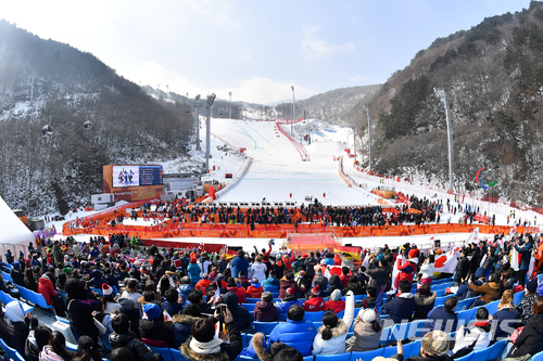 【정선=뉴시스】김태식 기자 = 12일 아리랑의 수도 강원 정선군에서 지난 10일 시작된 평창 동계패럴림픽이 순조롭게 진행되고 있는 가운데 알파인경기장 피니시라인이 선수들과 응원단의 열기로 뜨겁다. 2018.03.12.(사진=정선군청 제공) photo＠newsis.com