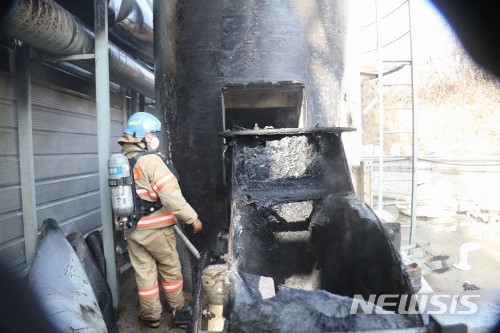 【울산=뉴시스】박일호 기자 = 12일 오전 9시28분께 울산시 남구 여천동의 한 화학물질 제조업체 공장에서 불이 나 신고를 받고 현장에 출동한 소방당국이 진화에 나서고 있다. 2018.03.12. (사진=울산소방본부 제공) photo@newsis.com