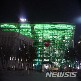 【서울=뉴시스】지난해 '글로벌 그리닝'(Global Greening) 행사에 참여해 녹색 조명을 밝힌 서울시청 본관. 2018.03.12. (사진 = 서울시 제공) photo@newsis.com