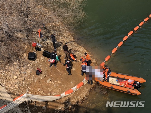 【청주=뉴시스】임장규 기자 = 12일 오전 9시 7분께 충북 청주시 상당구 문의면 대청호 문의대교에서 A(41)씨가 떨어져 숨졌다. 119구조대가 2시간여 수색 끝에 A씨의 시신을 인양하고 있다.2018.03.12.(사진=청주동부소방서 제공) photo@newsis.com