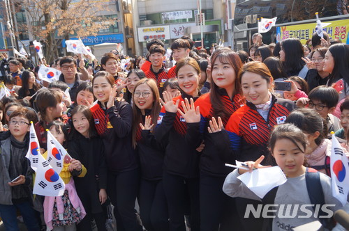 【의성=뉴시스】김진호 기자 = 12일 '2018평창동계올림픽 컬링 선수단 환영식' 참석을 위해 경북 의성군을 방문한 컬링 국가대표 선수들이 의성읍 도로에서 환영 인파에 둘러싸여 손을 흔들고 있다. 2018.03.12&nbsp; kjh9326@newsis.com