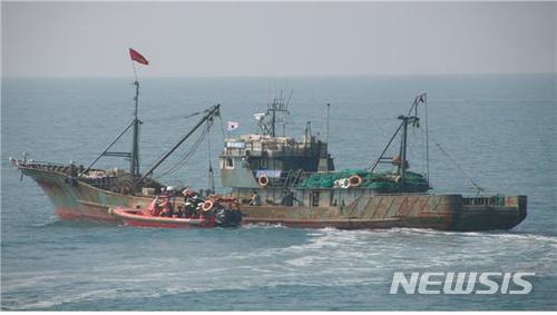 【서울=뉴시스】 지난 11일 제주 차귀도 서방 해상 배타적경제수역(EEZ)에서 조업일지 허위 작성 혐의로 나포된 불법 중국 어선의 모습. (사진제공 = 해수부)  