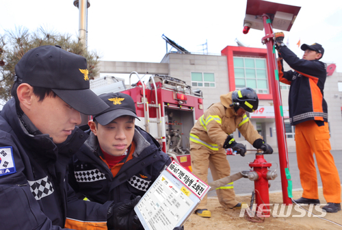 【안동=뉴시스】박준 기자 = 경북도소방본부는 전국 최초로 사물인터넷 기반 소화전을 개발했다고 12일 밝혔다.사물인터넷 기반 소화전은 소방대원의 현장방문 없이 소화전 누수상태·동결 여부와 방수상태 등을 원격으로 점검 할 수 있다. 2018.03.12(사진=경북도 제공)photo@newsis.com