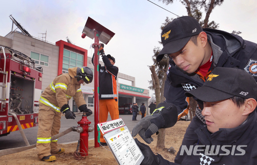 【안동=뉴시스】박준 기자 = 경북도소방본부는 전국 최초로 사물인터넷 기반 소화전을 개발했다고 12일 밝혔다.사물인터넷 기반 소화전은 소방대원의 현장방문 없이 소화전 누수상태·동결 여부와 방수상태 등을 원격으로 점검 할 수 있다. 2018.03.12(사진=경북도 제공)photo@newsis.com