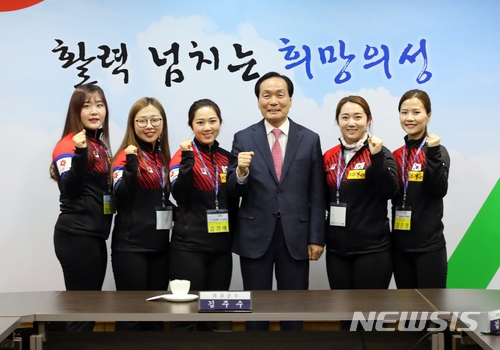  【의성=뉴시스】김진호 기자 = 12일 경북 의성군 청사에서 열린 '2018 평창동계올림픽 컬링 선수단 환영식'에서 은메달리스트인 여자 국가대표 선수들이 김주수 군수와 함께 '파이팅'을 하고 있다. 왼쪽부터 김초희, 김선영, 김경애, 김주수 군수, 김영미, 김은정 선수. 2018.03.12&nbsp; photo@newsis.com 