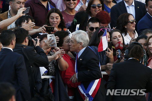 【산티아고( 칠레 ) = AP/뉴시스】 11일 국회에서 취임식을 마친 세바스티안 피녜라 신임 대통령이 라 모네다 대통령궁 앞에서 지지자들과 인사하고 있다. 그는 2010~2014년 대통령이었으며 4년만에 대통령직으로 돌아왔다.&nbsp; 
