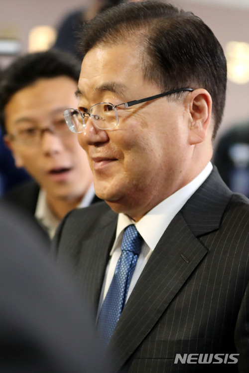 【서울=뉴시스】박주성 기자 = 정의용 국가안보실장이 12일 오전 시진핑 중국 국가 주석에게 문재인 대통령·트럼프 대통령·김정은 위원장의 메시지 설명을 위해 서울 김포공항을 통해 중국 베이징으로 출국하고 있다. 2018.03.12. park7691@newsis.com