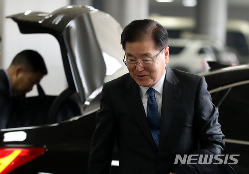 【서울=뉴시스】박주성 기자 = 정의용 국가안보실장이 12일 오전 시진핑 중국 국가 주석에게 문재인 대통령·트럼프 대통령·김정은 위원장의 메시지 설명을 위해 서울 김포공항을 통해 중국 베이징으로 출국하고 있다. 2018.03.12.&nbsp; park7691@newsis.com
