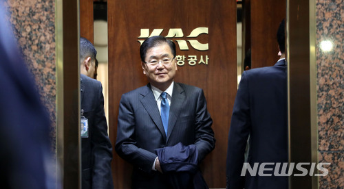 【서울=뉴시스】박주성 기자 = 정의용 국가안보실장이 12일 오전 시진핑 중국 국가 주석에게 문재인 대통령·트럼프 대통령·김정은 위원장의 메시지 설명을 위해 서울 김포공항을 통해 중국 베이징으로 출국하고 있다. 2018.03.12.&nbsp; park7691@newsis.com