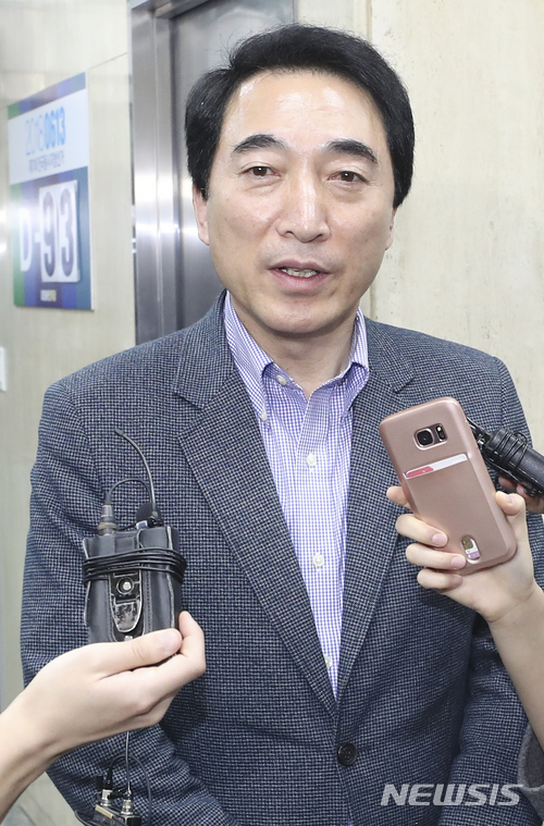 【서울=뉴시스】최진석 기자 = 내연녀 공천과 불륜 의혹에 휩싸인 박수현 충남도지사 예비후보가 12일 오전 서울 영등포구 여의도 더불어민주당 중앙당사로 후보자 적격 여부 추가 심사를 받기 위해 들어서며 취재진의 질문에 답하고 있다. 2018.03.12. myjs@newsis.com