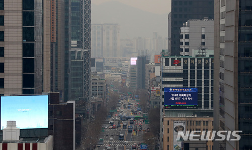 【서울=뉴시스】이영환 기자 = 수도권 등 서쪽지방 곳곳에서 미세먼지농도와 초미세먼지농도가 동시에 높게 나타나고 있는 12일 오전 서울 종로 일대가 흐릿하다. 2018.03.12.  20hwan@newsis.com