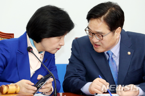 【서울=뉴시스】이종철 기자 = 12일 서울 여의도 국회에서 열린 더불어민주당 최고위원회의에서 추미애 대표가 우원식 원내대표와 의견을 나누고 있다. 2018.03.12.&nbsp; jc4321@newsis.com