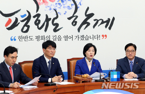 【서울=뉴시스】이종철 기자 = 12일 서울 여의도 국회에서 열린 더불어민주당 최고위원회의에서 추미애 대표가 모두발언을 하고 있다. 2018.03.12. jc4321@newsis.com