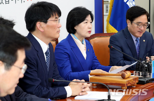 【서울=뉴시스】이종철 기자 = 12일 서울 여의도 국회에서 열린 더불어민주당 최고위원회의에서 추미애 대표가 모두발언을 하고 있다. 2018.03.12. jc4321@newsis.com