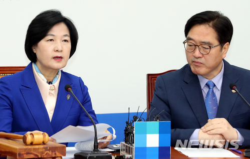 【서울=뉴시스】이종철 기자 = 지난 12일 서울 여의도 국회에서 열린 더불어민주당 최고위원회의에서 추미애 대표가 모두발언을 하고 있다. 2018.03.12. jc4321@newsis.com