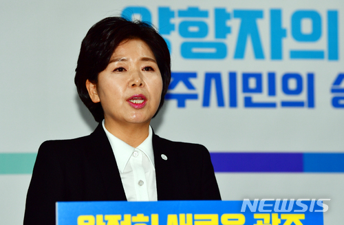 【광주=뉴시스】류형근 기자 = 양향자 더불어민주당 최고위원이 12일 오전 광주 서구 광주시의회 3층 브리핑룸에서 기자회견을 열고 '6·13지방선거 광주시장 출마 선언'을 하고 있다. 2018.03.12. hgryu77@newsis.com