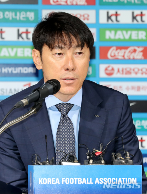 【서울=뉴시스】이영환 기자 = 대한민국 축구대표팀 신태용 감독이 12일 오전 서울 종로구 축구회관에서 2018 러시아 월드컵 대비 유럽 원정 선수단 명단 공개 관련 기자회견을 하고 있다. 2018.03.12.  20hwan@newsis.com