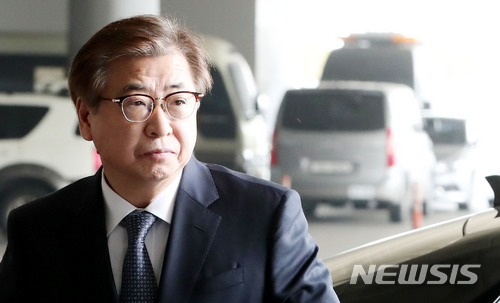 【서울=뉴시스】박주성 기자 = 서훈 국가정보원장이 12일 오전 아베 신조 일본 총리에게 문재인 대통령·트럼프 대통령·김정은 위원장의 메시지 설명을 위해 서울 김포공항을 통해 일본 도쿄로 출국하고 있다. 2018.03.12. park7691@newsis.com