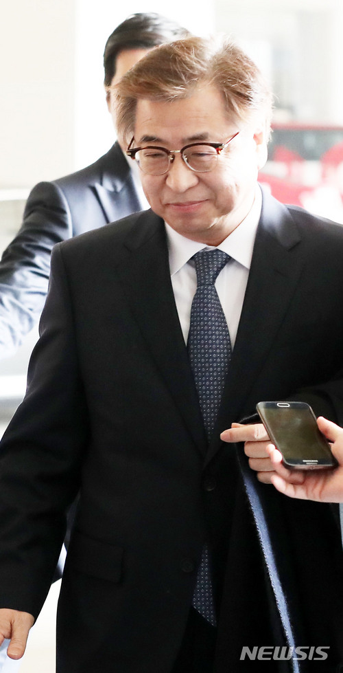 【서울=뉴시스】박주성 기자 = 서훈 국가정보원장이 12일 오전 아베 신조 일본 총리에게 문재인 대통령·트럼프 대통령·김정은 위원장의 메시지 설명을 위해 서울 김포공항을 통해 일본 도쿄로 출국하고 있다. 2018.03.12.&nbsp; park7691@newsis.com