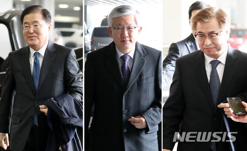 【서울=뉴시스】박주성 기자 = 정의용(사진 왼쪽부터) 국가안보실장과 남관표 청와대 국가안보실 2차장, 서훈 국가정보원장이 12일 오전 시진핑 중국 국가 주석과 아베 신조 일본 총리에게 문재인 대통령·트럼프 대통령·김정은 위원장의 메시지 설명을 위해 서울 김포공항을 통해 중국 베이징과 일본 도쿄로 출국하고 있다. 2018.03.12.&nbsp; park7691@newsis.com