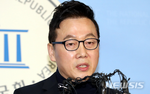 【서울=뉴시스】이종철 기자 = 성추행 의혹을 받고 있는 정봉주 전 의원이 12일 서울 여의도 국회 정론관에서 기자회견을 열고 프레시안의 성추행 보도는 대국민 사기극이라며 주장하고 있다. 2018.03.12.&nbsp; jc4321@newsis.com