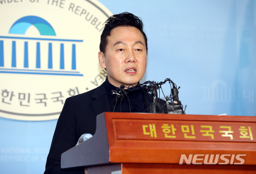 【서울=뉴시스】이종철 기자&nbsp; = 성추행 의혹을 받고 있는 정봉주 전 의원이 12일 서울 여의도 국회 정론관에서 기자회견을 열고 프레시안의 성추행 보도는 대국민 사기극이라며 주장하고 있다. 2018.03.12.&nbsp; jc4321@newsis.com