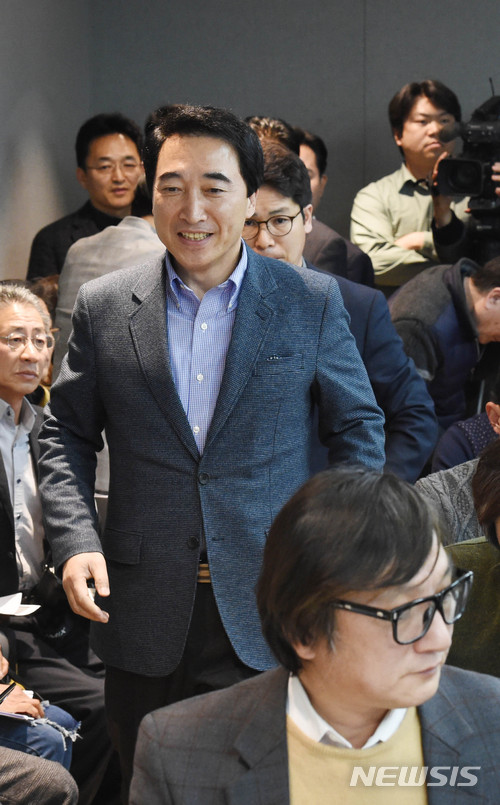 【홍성=뉴시스】함형서 기자 = 박수현 더불어민주당 충남도지사 예비후보가 기자회견을 위해 12일 오후 충남 홍성군 충남도청 브리핑룸으로 입장하고 있다. 2018.03.12.foodwork23@newsis.com