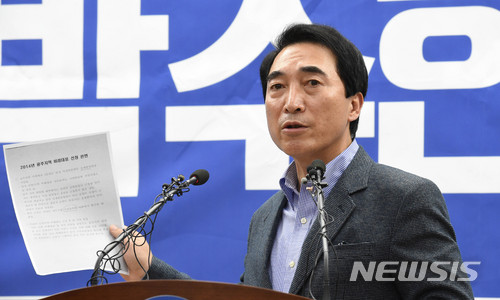 【홍성=뉴시스】함형서 기자 = 박수현 더불어민주당 충남도지사 예비후보가 12일 오후 충남 홍성군 충남도청 브리핑룸에서 기자회견을 열고 최근 제기된 자신의 내연녀 특혜공천의혹 과 불륜 의혹 등에 대한 입장을 표명하고 있다. 2018.03.12. foodwork23@newsis.com