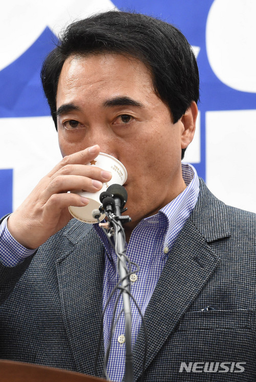 【홍성=뉴시스】함형서 기자 = 박수현 더불어민주당 충남도지사 예비후보가 12일 오후 충남 홍성군 충남도청 브리핑룸에서 열린 기자회견에서 물을 마시고 있다. 2018.03.12. foodwork23@newsis.com