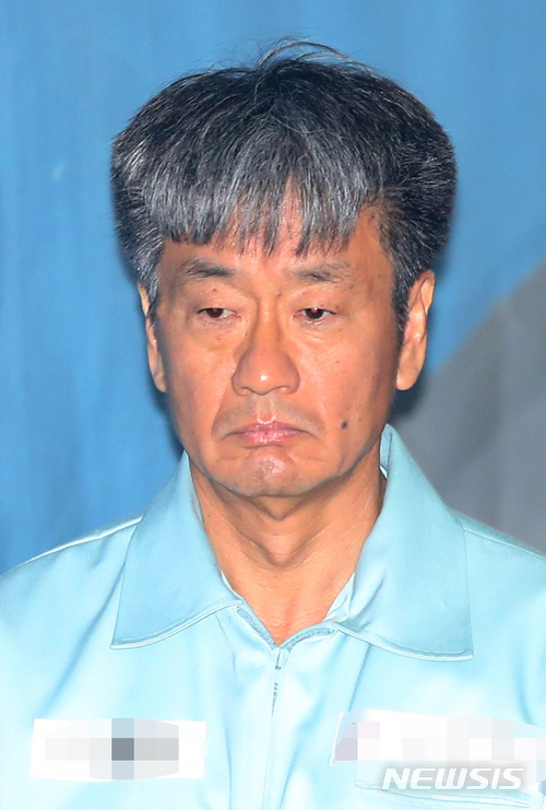 【서울=뉴시스】임태훈 기자 = 이명박 정부 당시 외곽팀(민간인 댓글부대) 운영에 관여한 혐의로 구속된 이종명 전 국정원 3차장이 지난달 12일 오후 서울 서초구 서울중앙지법에서 열린 6차 공판에 출석하기 위해 법정으로 향하고 있다. 2018.03.12 taehoonlim@newsis.com