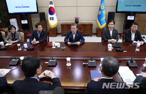 【서울=뉴시스】전신 기자 = 문재인 대통령이 12일 청와대 여민관에서 열린 수석보좌관회의에서 모두발언하고 있다. 2018.03.12.&nbsp; photo1006@newsis.com