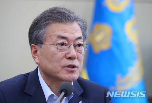 【서울=뉴시스】전신 기자 = 문재인 대통령이 12일 청와대 여민관에서 열린 수석보좌관회의에서 모두발언하고 있다. 2018.03.12.&nbsp; photo1006@newsis.com