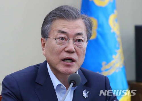 【서울=뉴시스】전신 기자 = 문재인 대통령이 12일 청와대 여민관에서 열린 수석보좌관회의에서 모두발언하고 있다. 2018.03.12. photo1006@newsis.com