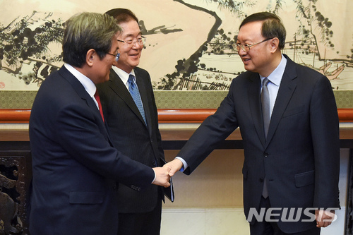【베이징=AP/뉴시스】 중국 외교사령탑인 양제츠(杨洁篪) 중앙정치국 국무위원이 29일 방한해 정의용 국가안보실장과 만난다. 양 위원은 오는 30일에는 문재인 대통령을 예방할 예정이다. 사진은 지난 12일 문재인 대통령 특사단의 방북·방미 성과를 설명하기 위해 중국을 방문했던 정의용 실장(가운데)이 양제츠 위원과 만나는 모습이다. 정 실장이 노영민 주중 한국대사가 양 위원과 악수하는 모습을 지켜보고 있다. 2018.3.12. photo@newsis.com 