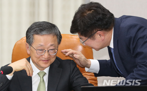 【서울=뉴시스】이종철 기자 = 12일 오후 서울 여의도 국회에서 열린 헌법개정 및 정치개혁 특별위원회 제10차 전체회의에서 김재경 위원장이 이종구 의원과 의견을 나누고 있다. 2018.03.12.&nbsp; jc4321@newsis.com