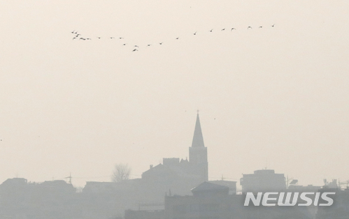 【서울=뉴시스】임태훈 기자 = 서울, 수도권 등 서쪽 지방 곳곳에서 미세먼지와 초미세먼지농도가 동시에 높게 나타나고 있는 12일 오후 서울 동호대교에서 바라본 도심이 뿌옇게 보이고 있다. 서울시는 이날 오후 4시 기준으로 초미세먼지(PM 2.5) 주의보를 발령했다. 초미세먼지 주의보는 초미세먼지 2시간 넘게 시간 평균 농도가 90㎍/㎥ 이상 지속될 때 발령된다. 2018.03.12 taehoonlim@newsis.com