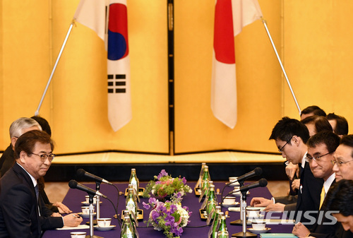 【도쿄=AP/뉴시스】서훈 국가정보원장(왼쪽)이12일 일본 도쿄에 위치한 외무성 이이쿠라(飯倉)공관에서 고노 다로(河野太郎) 일본 외무상(오른쪽 두번째)와 회의를 갖고 있다. 2018.3.12. photo@newsis.com