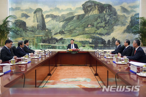 【베이징=AP/뉴시스】시진핑(習近平) 중국 국가 주석(가운데)이 12일 베이징을 방문한 정의용 청와대 국가안보실장(왼쪽) 등과 만나 최근 대북 대화 국면에 대해 논의하고 있다.&nbsp; 2018.3.12