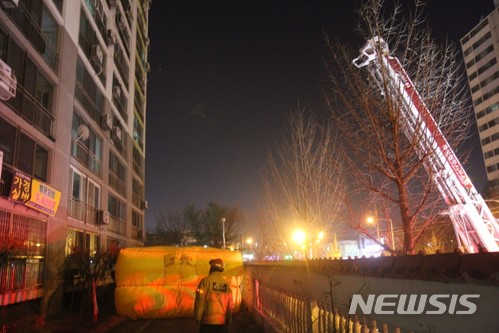 【청주=뉴시스】임장규 기자 = 13일 오전 1시 51분께 충북 청주시 흥덕구 가경동 한 아파트에서 20대 여성이 투신 소동을 벌여 119구조대가 에어매트를 설치하고 있다.2018.03.13.(사진=청주서부소방서 제공) photo@newsis.com