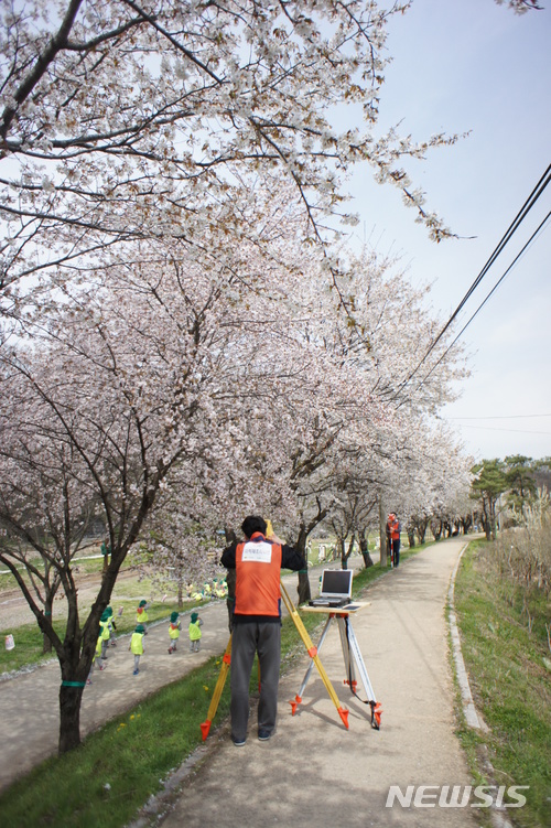[안동=뉴시스] 측량기사들이 지적 재조사 작업을 벌이고 있는 모습. (사진=경북도 제공) 2021.03.31