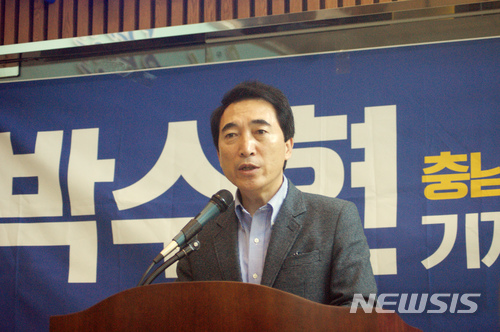 【아산=뉴시스】이종익 기자 = 내연녀 공천과 불륜 의혹에 휩싸인 박수현 충남지사 예비후보가 13일부터 안희정 전 충남지사의 성폭행 의혹으로 지난 6일부터 중단한 선거운동을 재개했다. 이날 오전 박 예비후보가 아산시청에서 '기자 정책 간담회’을 열고 있다. 2018.03.13. 007news@newsis.com