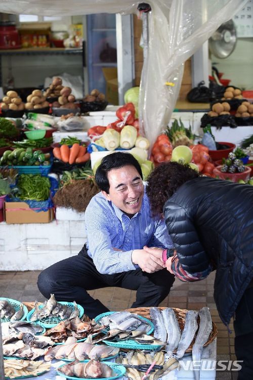 【아산=뉴시스】이종익 기자 = 내연녀 공천과 불륜 의혹에 휩싸인 박수현 충남지사 예비후보가 13일부터 안희정 전 충남지사의 성폭행 의혹으로 지난 6일부터 중단한 선거운동을 재개했다. 이날 오전 박 예비후보가 아산시 온양전통시장을 방문해 상인들과 인사를 나누고 있다. 2018.03.13. 007news@newsis.com