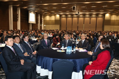 【창원=뉴시스】 홍정명 기자 = 지난 12일 경남 거제시 대명리조트에서 열린 경상남도교육연수원 주최 ‘2018 유·초·중등교(원)장 리더십함양 직무연수’ 참석자들이 강의를 듣고 있다.2018.03.13.(사진=경남도교육청 제공) photo@newsis.com