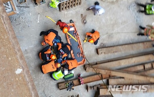 【제주=뉴시스】우장호 기자 = 13일 오후 3시14분께 제주시 연동의 한 신축공사 현장 지하에서 일하던 40대 근로자가 3~4m 바닥 아래로 추락했다. 출동한 119구급대가 현장 구호 조치를 하고 있다. 2018.03.13. (사진=제주소방서 제공) woo1223@newsis.com